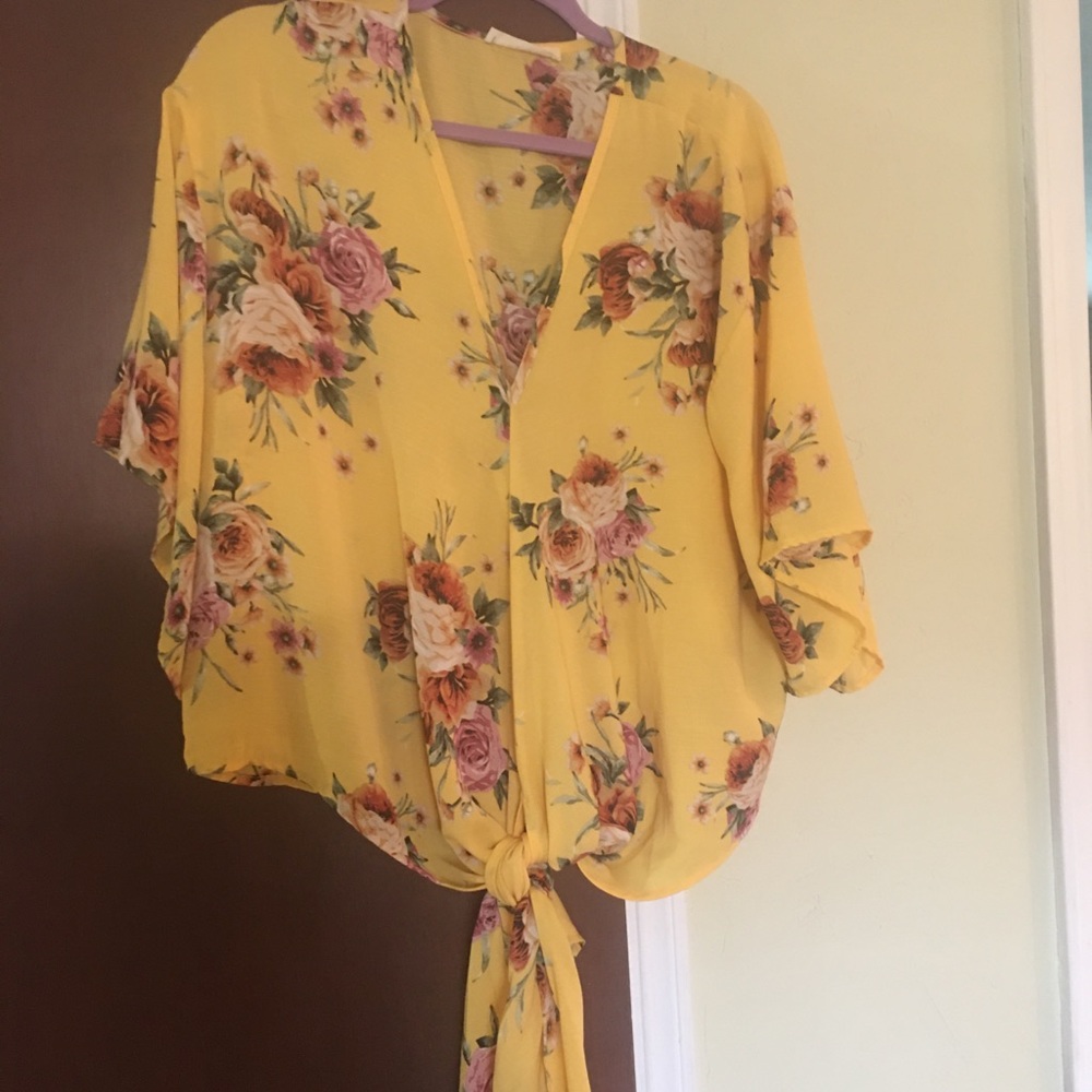 Womens large short sleeved blouse. Ties at waist.